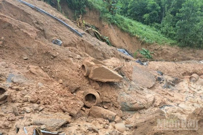 Sạt lở ta-luy âm trên đường Trường Sơn nhánh đông, vị trí km80+530.