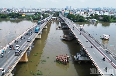 Cầu Bình Triệu 1 nặng 11.000 tấn đã hoàn thành việc nâng tĩnh không thông thuyền từ 5,5m lên gần 7m.