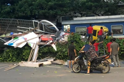 Vụ tai nạn đường sắt xảy ra hôm 4/9/2024, trước cửa nhà số 486 đường Ngọc Hồi (Văn Điển, Thanh Trì, Hà Nội), một ô-tô tải chở phế liệu đã bị biến dạng khi cố tình băng qua khu vực đường sắt có đường ngang và biển báo. (ẢNH: BÁO NHÂN DÂN)