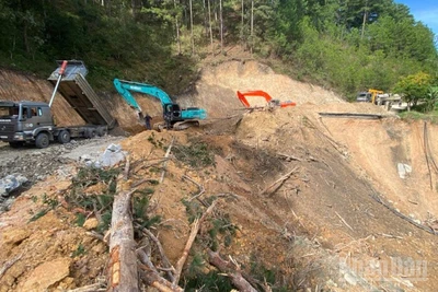 Tình trạng sạt lở nghiêm trọng do bão số 13 gây ra trên Quốc lộ 20, đi qua tỉnh Lâm Đồng.