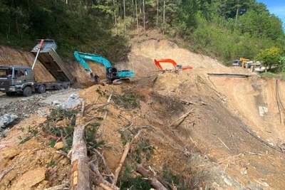 Tình trạng sạt lở nghiêm trọng do bão số 13 gây ra trên Quốc lộ 20, đi qua tỉnh Lâm Đồng.