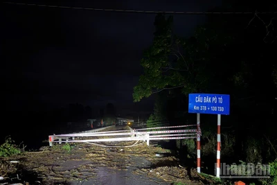 Cầu Đắk Pờ Tó bị lũ cuốn trôi đoạn đường đầu cầu, hiện đang được các lực lượng chức năng cấm biển cấm lưu thông.