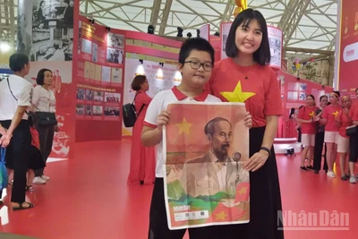 Chị Nguyễn Thị Hồng Nhung và con trai hiện đang sinh sống tại Sơn Tây (Hà Nội),chia sẻ, chị và cảm thấy rất may mắn khi tới tham quan triển lãm lần này rất ý nghĩa lại may mắn được tặng số phụ san của Báo Nhân Dân. "Gia đình chị khi biết Báo Nhân sẽ tặng phụ san nhân kỷ niệm 80 năm Quốc khánh đều hy vọng sẽ được sở hữu, nay các cháu nhà đã được cầm trên tay nên cảm thấy rất biết ơn", chị Nhung cho biết.