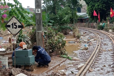 Công nhân ngành Đường sắt Việt Nam khắc phục hậu quả sau bão số 11.