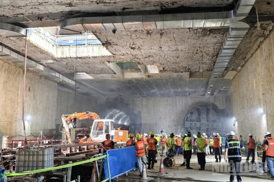 Máy đào hầm TBM số 2 có tên "Táo bạo" đã chính thức tiến vào ga ngầm S10-Cát Linh.
