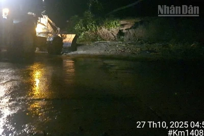 Lực lượng chức năng xuyên đêm khắc phục hậu quả mưa lũ lớn để thông đường và điều phối giao thông an toàn.
