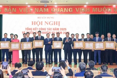 Phó Thủ tướng Trần Hồng Hà và Bộ trưởng Trần Hồng Minh trao Bằng khen của Thủ tướng Chính phủ tặng các tập thể, cá nhân tại hội nghị Tổng kết công tác năm 2025 và triển khai nhiệm vụ năm 2026 của Bộ Xây dựng.