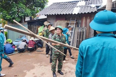 Ban Chỉ huy Phòng thủ khu vực 4, Đình Lập, tỉnh Lạng Sơn hỗ trợ nhân dân chằng chống nhà cửa. (Ảnh: Bộ Chỉ huy Quân sự tỉnh Lạng Sơn)