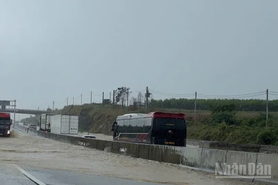 Ngày 4/12, do mưa lớn kéo dài, kèm theo xả lũ của thuỷ điện Đại Ninh, nước từ Sông Luỹ dâng cao, làm ngập tràn qua đường đoạn từ Km1658+100-Km1658+750, Quốc lộ 1 thuộc xã Lương Sơn, tỉnh Lâm Đồng, chiều sâu tràn Quốc lộ 1 khoảng 1m.