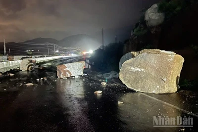 Đá từ sườn núi Khánh Hòa (tỉnh Lâm Đồng) sạt lở xuống đường Quốc lộ tối 19/11.