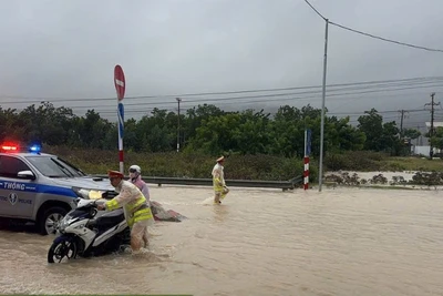 Lực lượng Cảnh sát giao tại Khánh Hòa (Ninh Thuận) hỗ trợ người tham gia giao thông trên tuyến Quốc lộ 1.