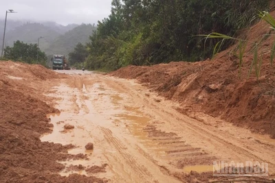 Các điểm bị tắc dù đã được thông đường nhưng nguy cơ tái sạt lở còn rất lớn.