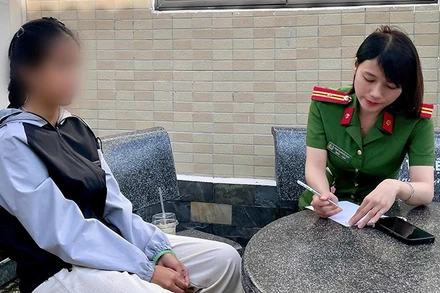 Công an phường Hương Trà làm việc với nạn nhân.