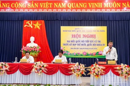 Các đại biểu Đoàn đại biểu Quốc hội thành phố Đà Nẵng ghi nhận các kiến nghị của cử tri phường Điện Bàn Bắc.