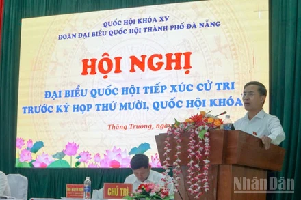 Chủ tịch Ủy ban nhân dân thành phố Đà Nẵng Phạm Đức Ấn phát biểu tại hội nghị tiếp xúc cử tri.