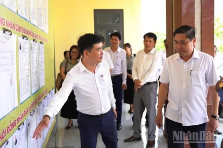 Phó Chủ tịch Ủy ban nhân dân thành phố Đà Nẵng Phan Thái Bình kiểm tra công tác chuẩn bị bầu cử tại thôn An Đông, xã Hiệp Đức.