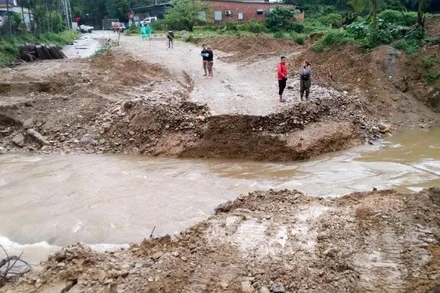 Cầu tạm bắc qua sông Ví bị cuốn trôi hoàn toàn vào rạng sáng nay.