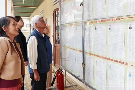 Cử tri ở tổ dân phố Hương Trung, phường Hương Trà, thành phố Đà Nẵng háo hức chờ đến ngày bầu cử để đi bỏ phiếu.