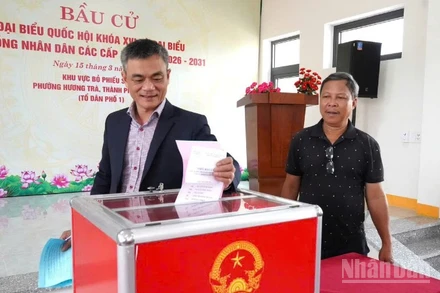 Bí thư Đảng ủy phường Hương Trà, thành phố Đà Nẵng Phạm Hoàng Đức thực hiện bỏ phiếu thử.