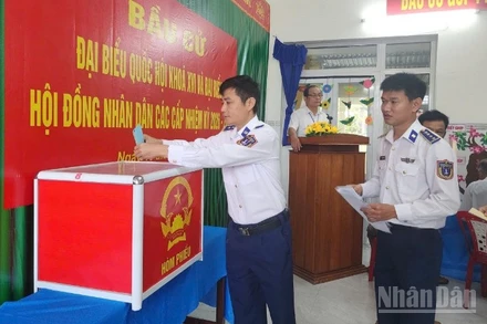 Cán bộ, chiến sĩ Vùng Cảnh sát biển 2 tham gia bầu cử.