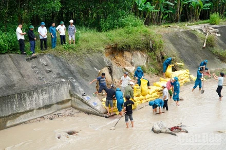 Xã Thượng Đức khẩn trương gia cố bờ kè khu dân cư Gò Dinh.