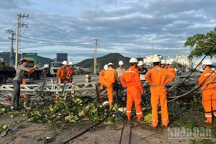 Ảnh hưởng của bão số 13 khiến hơn 1,6 triệu khách hàng tại miền trung bị mất điện.