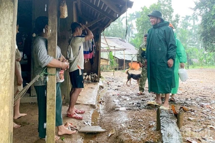Chủ tịch Ủy ban nhân dân xã Trà Đốc Phan Duy Hưng trực tiếp đến nhà vận động người dân di dời tránh trú bão an toàn.