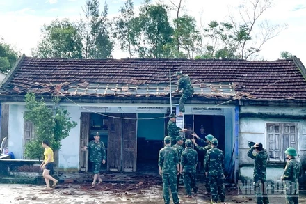 Các lực lượng khẩn trương hỗ trợ người dân ở phường Bàn Thạch sửa chữa lại những hư hỏng do gió lốc gây ra.