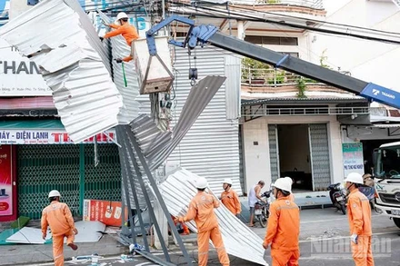 EVNCPC đã cấp điện trở lại cho hơn 1,12 triệu khách hàng sau bão số 13.