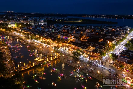 Một góc phố cổ Hội An nhìn từ trên cao về đêm.