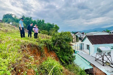 Lãnh đạo xã Hiệp Đức đi kiểm tra tình trạng sạt lở ở khu vực ta-luy phía bắc Đền Liệt sĩ xã Hiệp Đức.