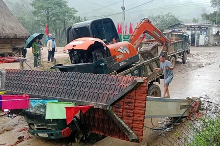 Hiện trường vụ tai nạn xe tải chở xe múc húc đổ cổng làng khiến 2 người tử vong.