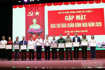 Các tập thể được Bộ Tư lệnh Vùng Cảnh sát biển 2 trao tặng giấy khen.