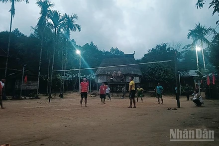 Hơn 100 nhân khẩu tại thôn A’ur, xã biên giới A Vương chính thức có điện sinh hoạt.