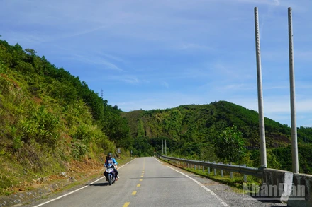 Nhiều trụ điện đã được dựng dọc đường Trường Sơn Đông qua địa phận xã Trà Đốc nhưng vẫn chưa được kéo dây, lắp đặt công tơ, trạm biến áp.