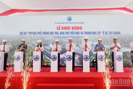 Các đại biểu thực hiện nghi thức ấn nút khởi động dự án.