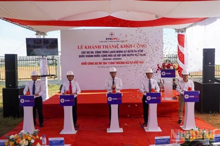 Các đại biểu thực hiện nghi thức bấm nút khởi công.