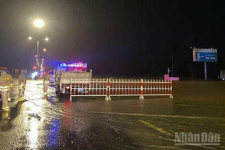 Phòng Cảnh sát giao thông đã triển khai lực lượng phân luồng giao thông trên tuyến Quốc lộ 1A nhằm bảo đảm an toàn và thông suốt trên tuyến.