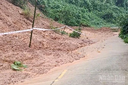 Đường liên xã đoạn từ Công an xã Trà Tập hướng đi xã Trà Cang (cũ) đất đá tràn xuống mặt đường gây chia cắt giao thông tạm thời.