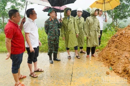 Đoàn công tác của thành phố Đà Nẵng do Chủ tịch Ủy ban nhân dân thành phố Phạm Đức Ấn làm trưởng đoàn đã đi kiểm tra thực tế sạt lở tại xã Sơn Cẩm Hà.