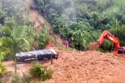 Chiếc xe tải bị đất đá vùi lấp khi trên đường từ xã Phước Thành về lại xã Khâm Đức.