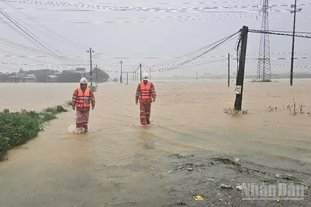 EVNCPC đặt an toàn điện trong vùng mưa lũ là ưu tiên hàng đầu.