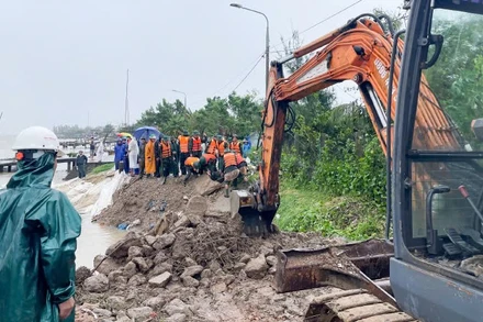 Các lực lượng khẩn trương gia cố tạm thời các vị trí sạt lở bờ kè tại xã Duy Nghĩa.