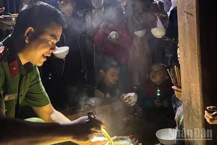 Cán bộ, chiến sĩ Công an xã Trà Leng vào bếp nấu mì tôm để đồng bào ăn ấm bụng, ngủ an toàn.