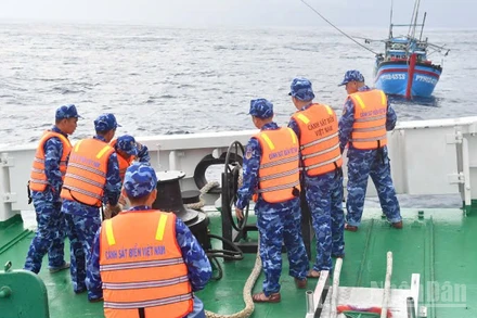 Tàu Cảnh sát biển 369 thuộc Bộ Tư lệnh Vùng Cảnh sát biển 2 tiếp cận, lai dắt tàu cá PY 91243TS.