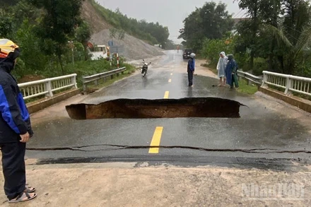 Hiện trường vụ sạt lở mố cầu Ca Da ở xã Trà Tân, thành phố Đà Nẵng.