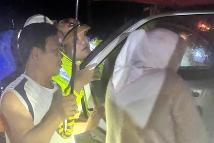 Tổ công tác của Trạm Cảnh sát giao thông Thăng Bình đã huy động phương tiện chuyên dụng, đưa hai mẹ con vượt qua vùng ngập, đến bệnh viện an toàn.