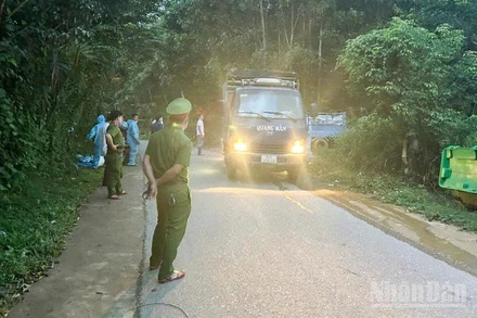 Lực lượng chức năng xã Sơn Cẩm Hà phát hiện một phương tiện chở lợn lưu thông trong vùng có dịch tả lợn châu Phi.