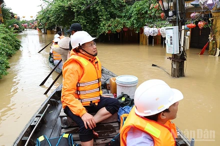 EVNCPC nỗ lực khắc phục sự cố điện, khôi phục cấp điện an toàn cho người dân sau lũ.