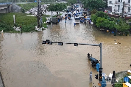 Khu vực chợ cá Thanh Hà, phường Hội An Tây, thành phố Đà Nẵng bị nước lũ chia cắt.